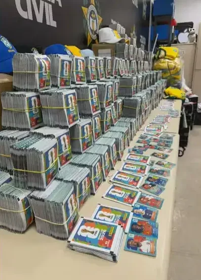 Polícia apreende 200 mil figurinhas falsificadas da Copa do Mundo