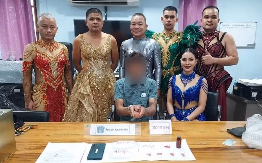 Policiais fantasiados de drag queen prendem traficante durante festival