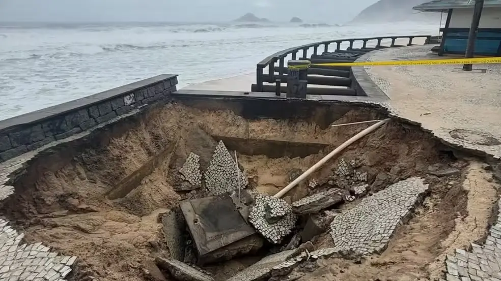 Ressaca na Praia da Macumba