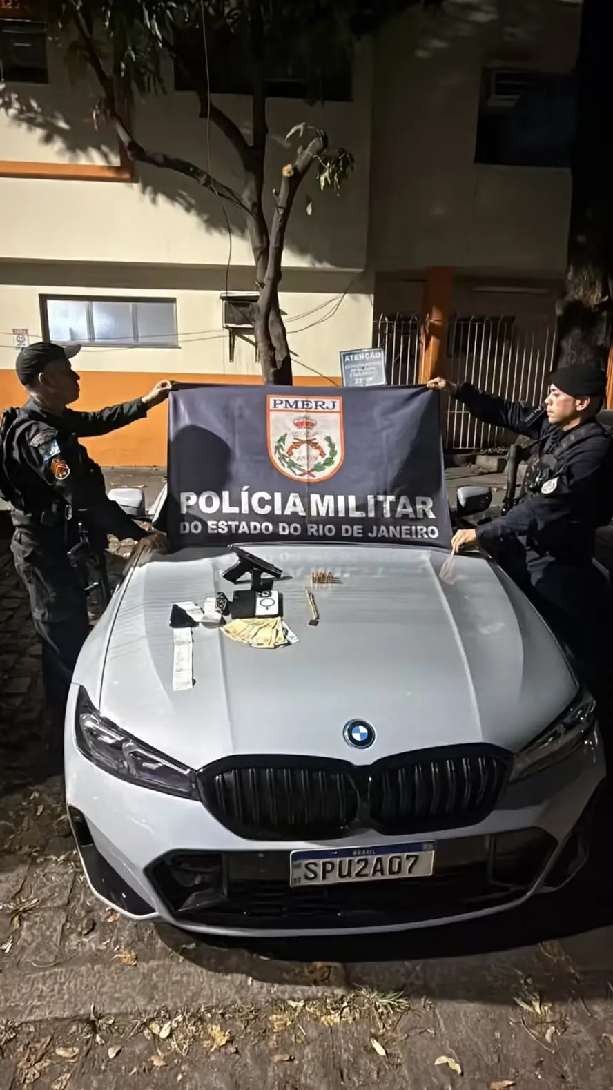 Suspeitos armados em carro de luxo