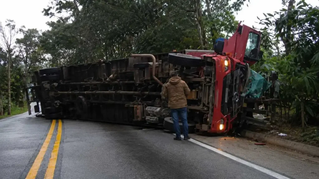 BR-116 é interditada entre Teresópolis e Guapimirim após carreta tombar