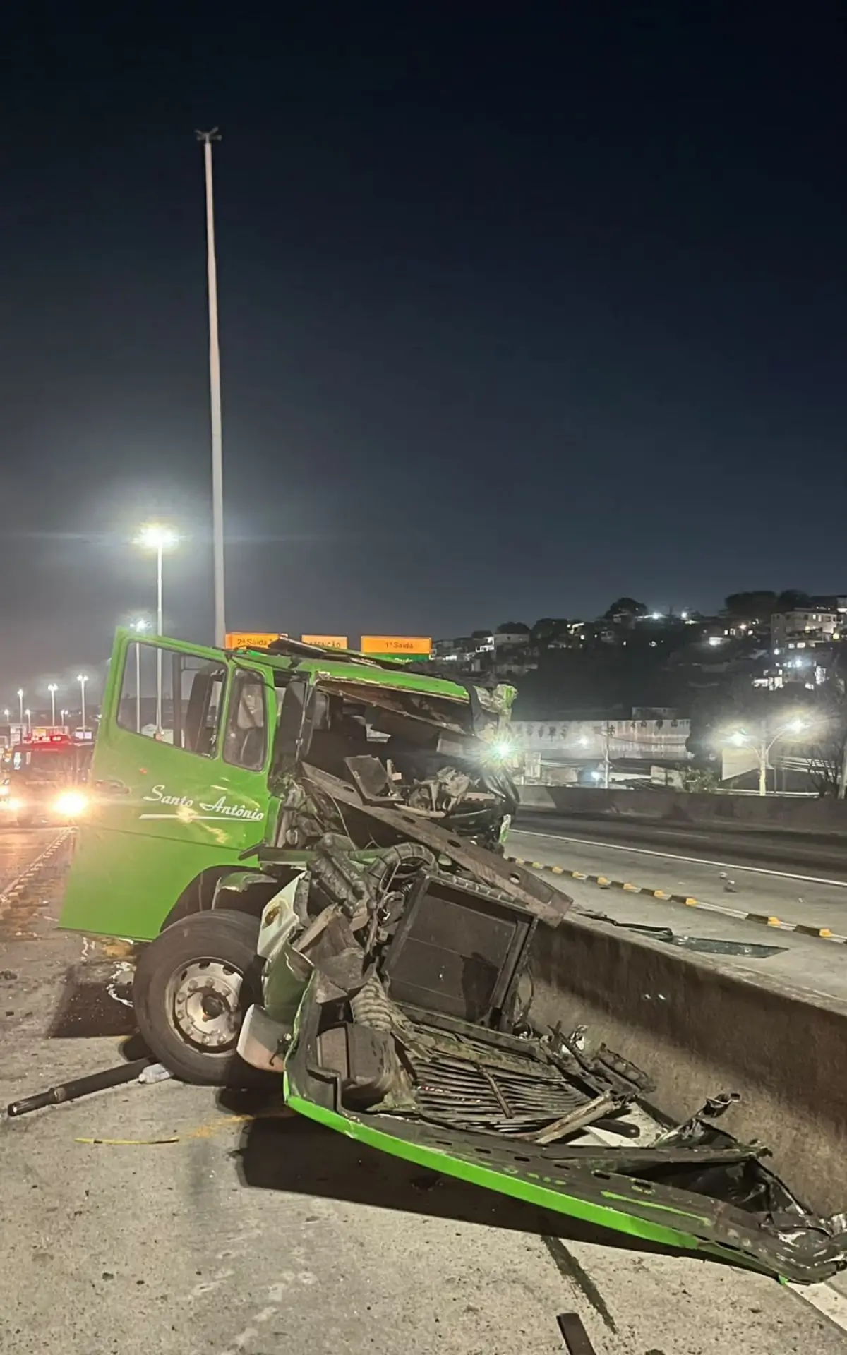 Caminhão-guincho em chamas na Avenida Brasil