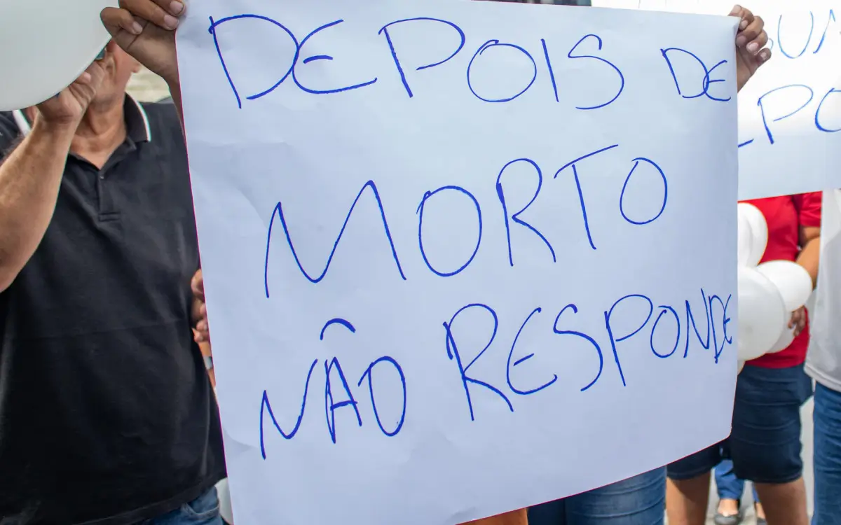 Família de Edivan Felipe realizou manifestação durante o enterro do pedreiro
