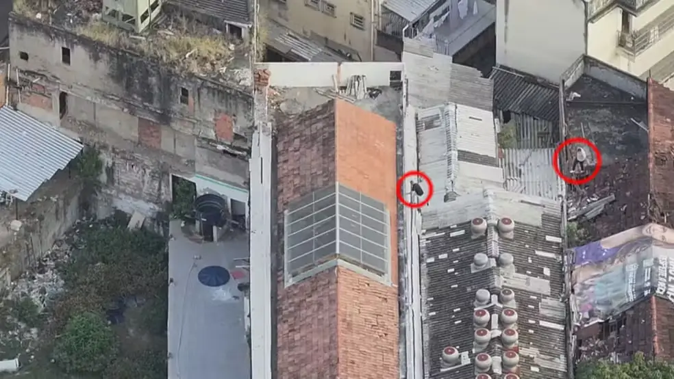 Homens fogem da polícia pelos telhados da Lapa