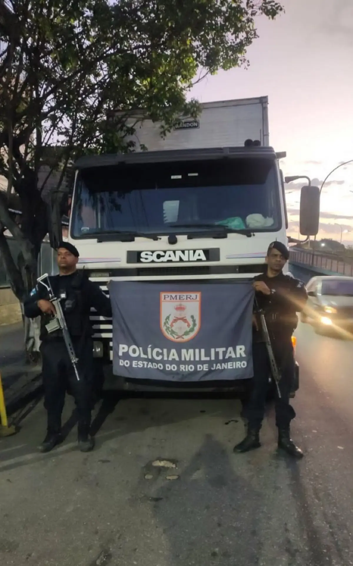 Carga roubada na Avenida Brasil