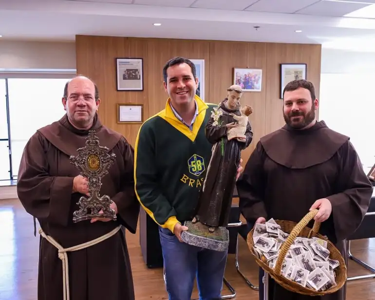 Convento de Santo Antônio leva imagem histórica ao gabinete do prefeito
