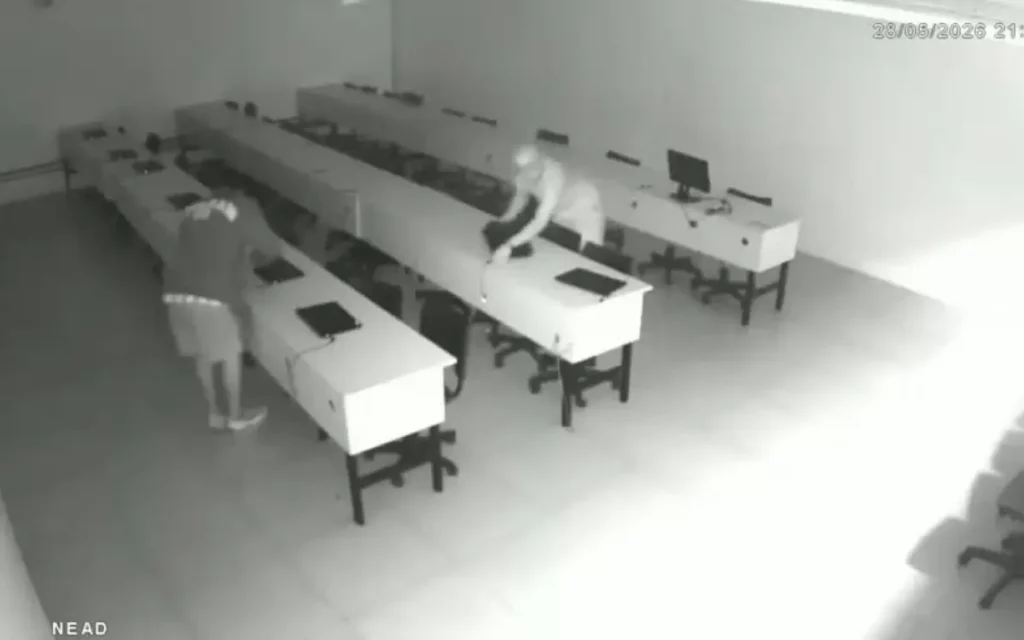 Criminosos entraram na faculdade à noite e furtaram 25 laptops