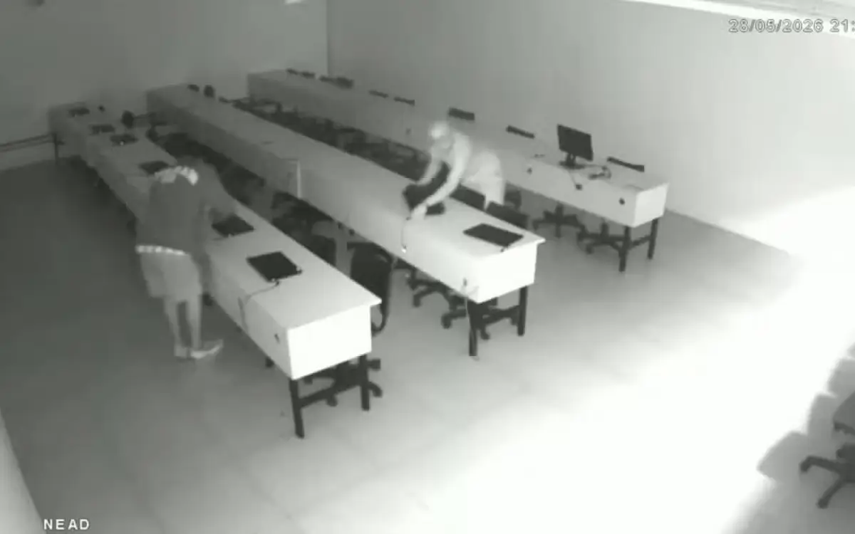 Criminosos entraram na faculdade à noite e furtaram 25 laptops