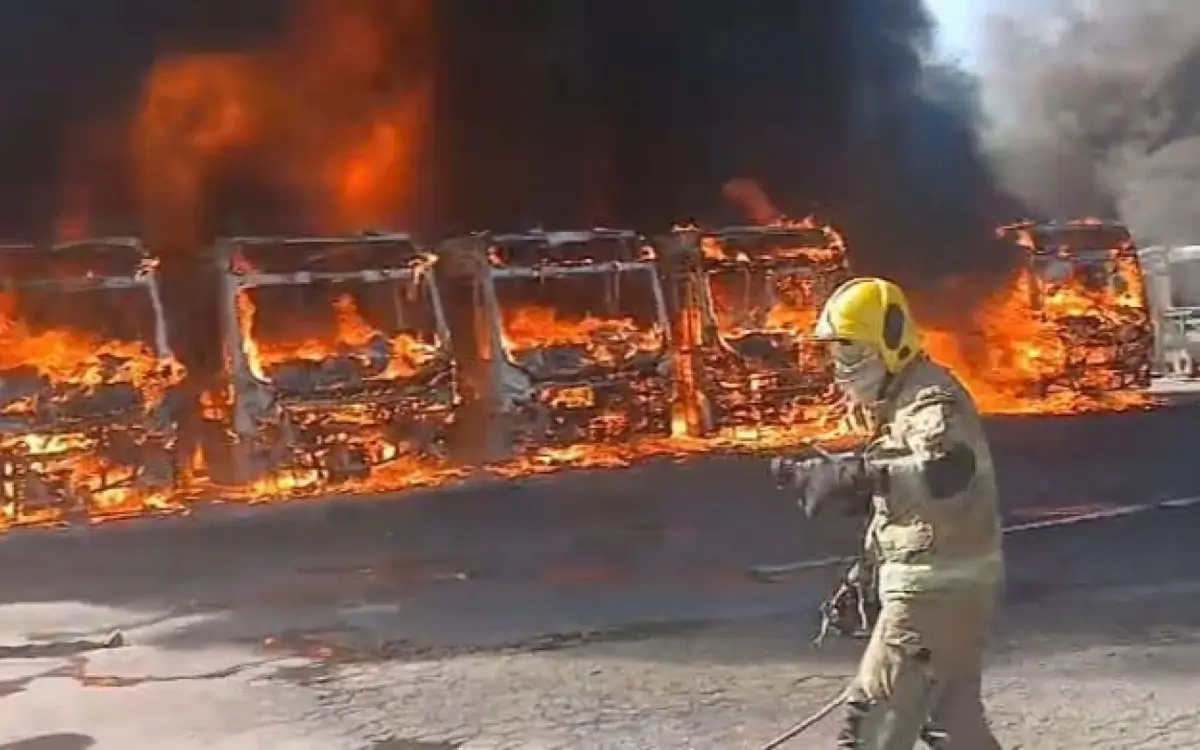 Incêndio em garagem de ônibus