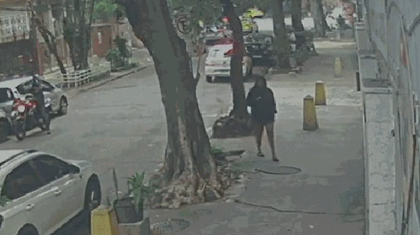 mulher cai em tampoa de boeriro