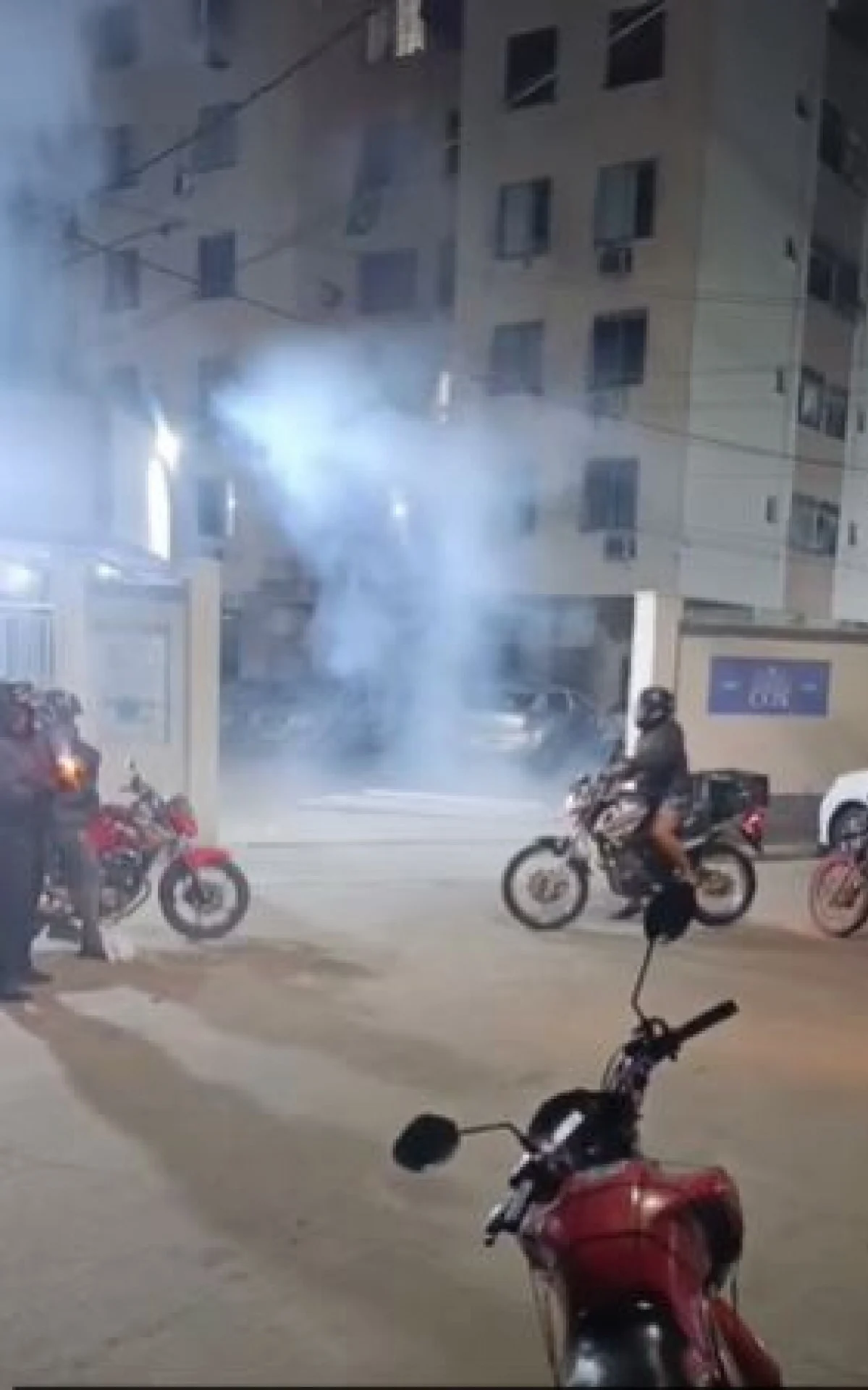 Motoboys protestam em condomínio em São Gonçalo