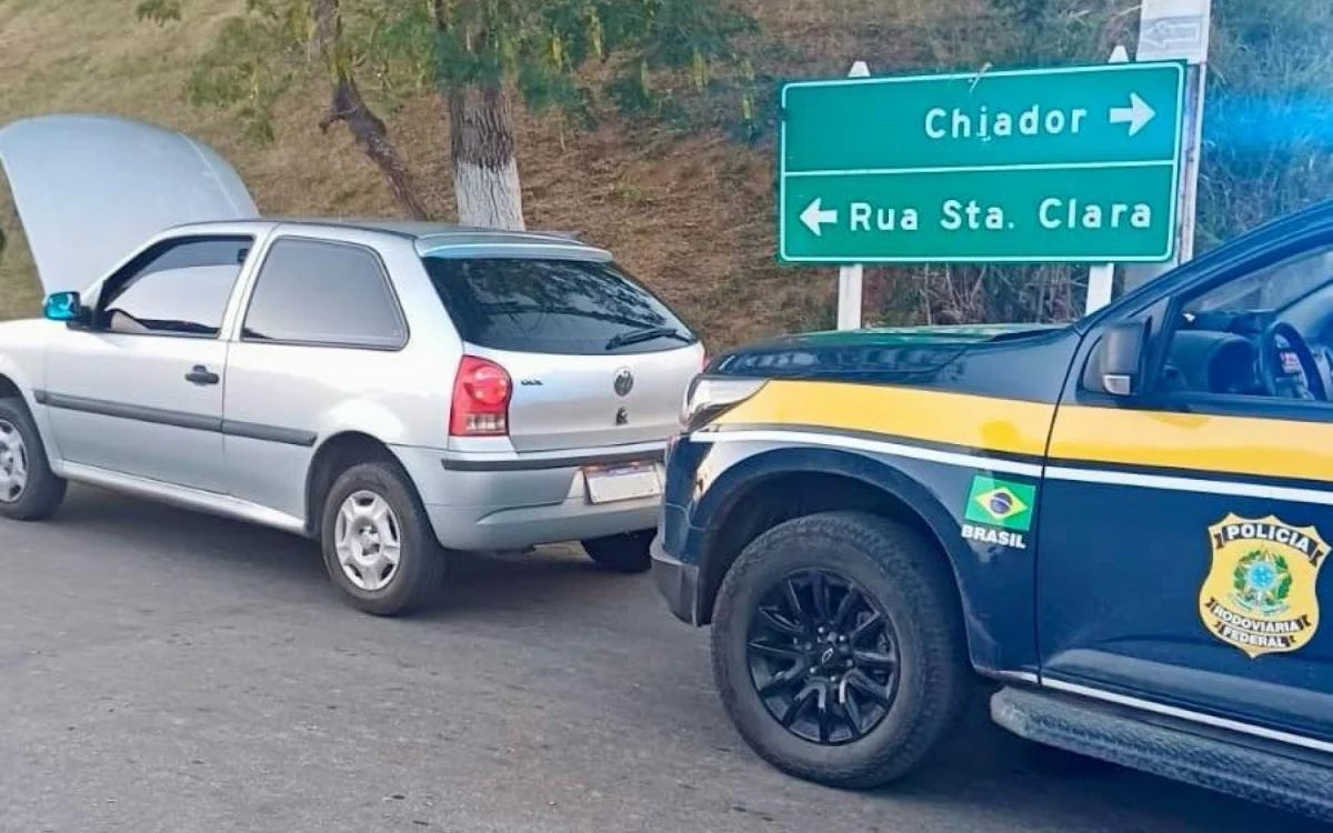 Polícia Rodoviária Federal recupera carro roubado
