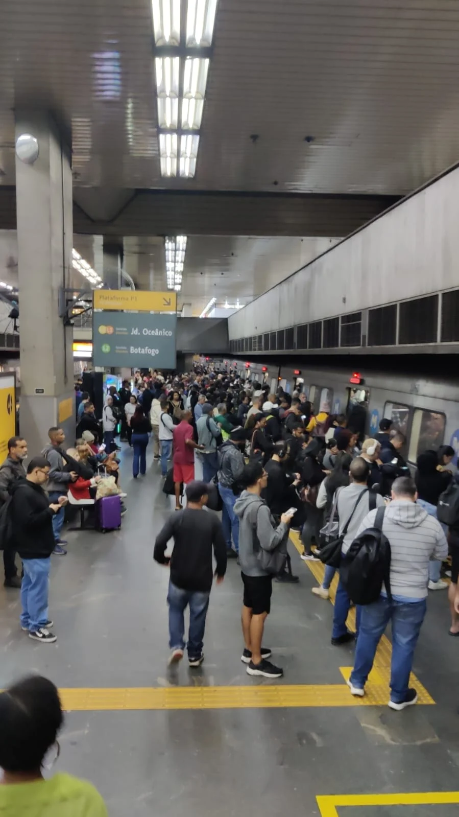 Linha 1 do MetrôRio em Caos