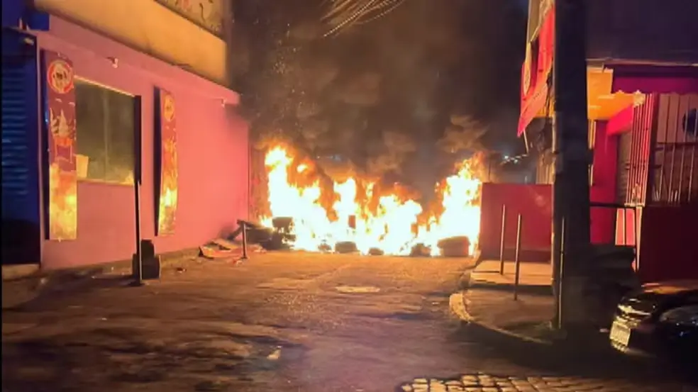Criminosos colocaram fogos em barricadas