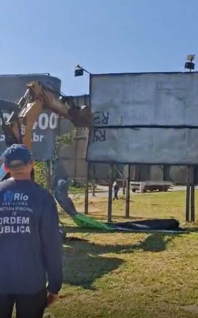 Prefeitura retira painéis publicitários irregulares