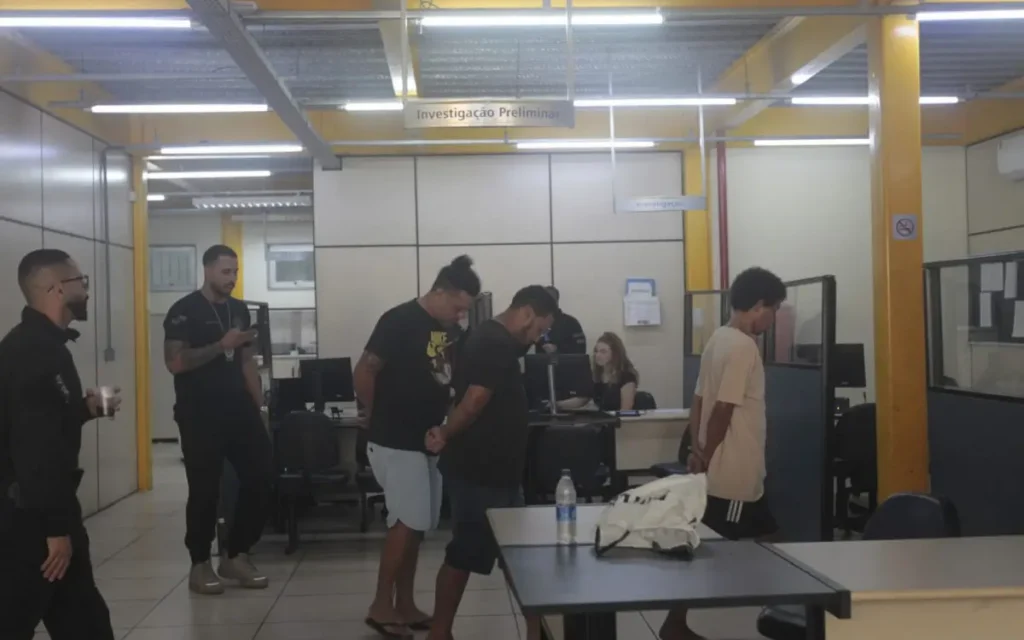 Três pessoas foram presas