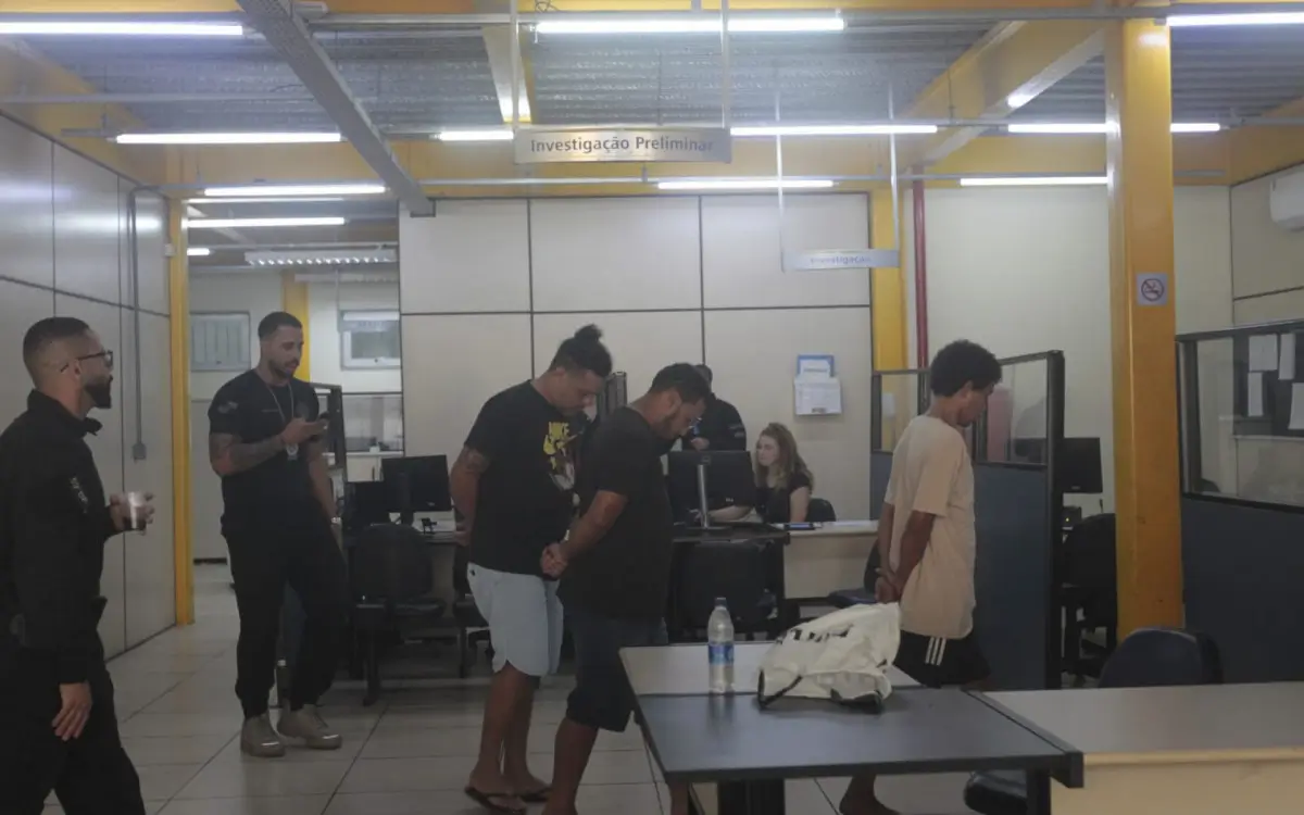 Três pessoas foram presas