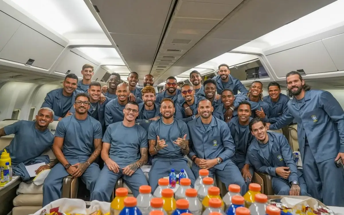 Jogadores da seleção brasileira dentro do avião