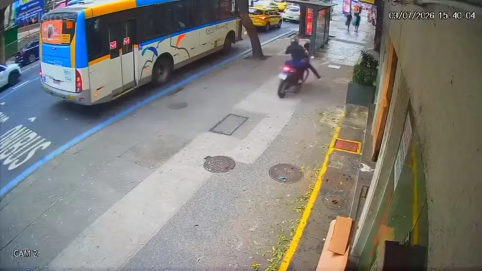 Homem perde a direção ao subir a calçada de moto