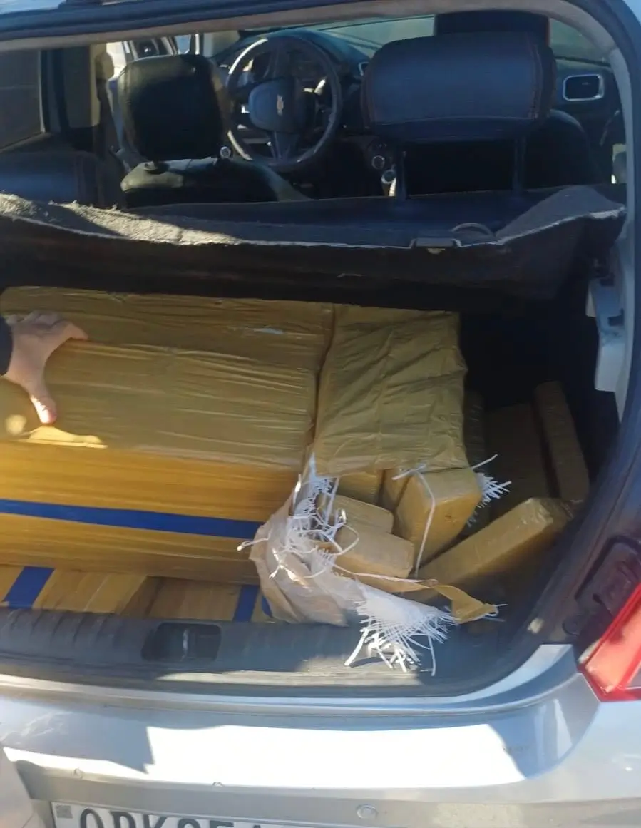 PRF prende motorista por tráfico de drogas na Dutra