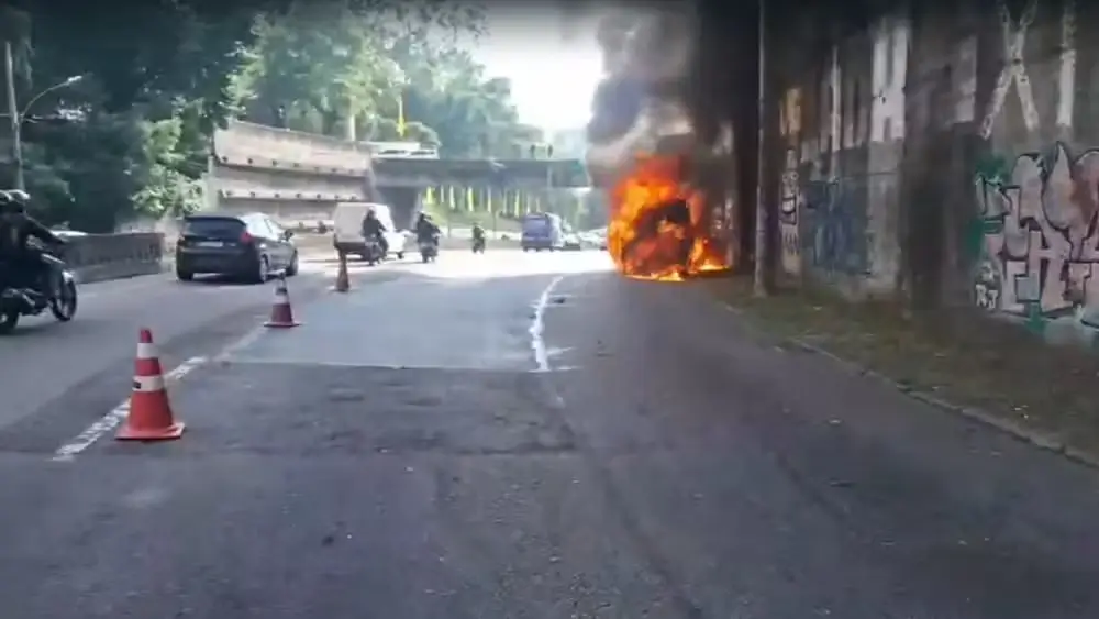 Van em Chamas no Túnel Rebouças