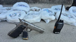 Ação do 15°BPM termina com preso, pistola e grande quantidade de drogas apreendidas em Caxias