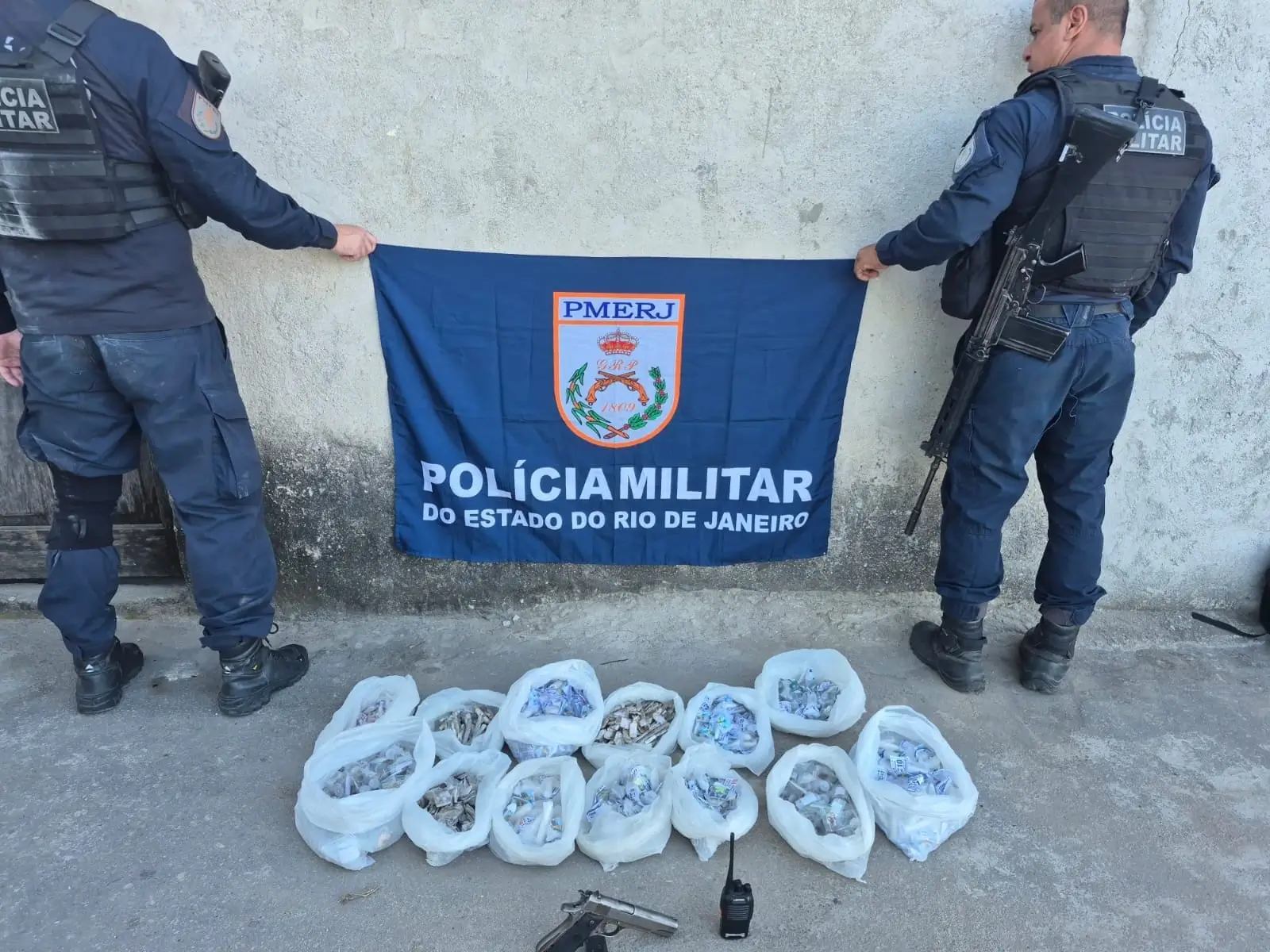 Ação do 15°BPM termina com preso, pistola e grande quantidade de drogas apreendidas em Caxias