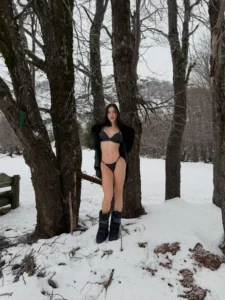 Bella Longuinho posa de biquíni na neve