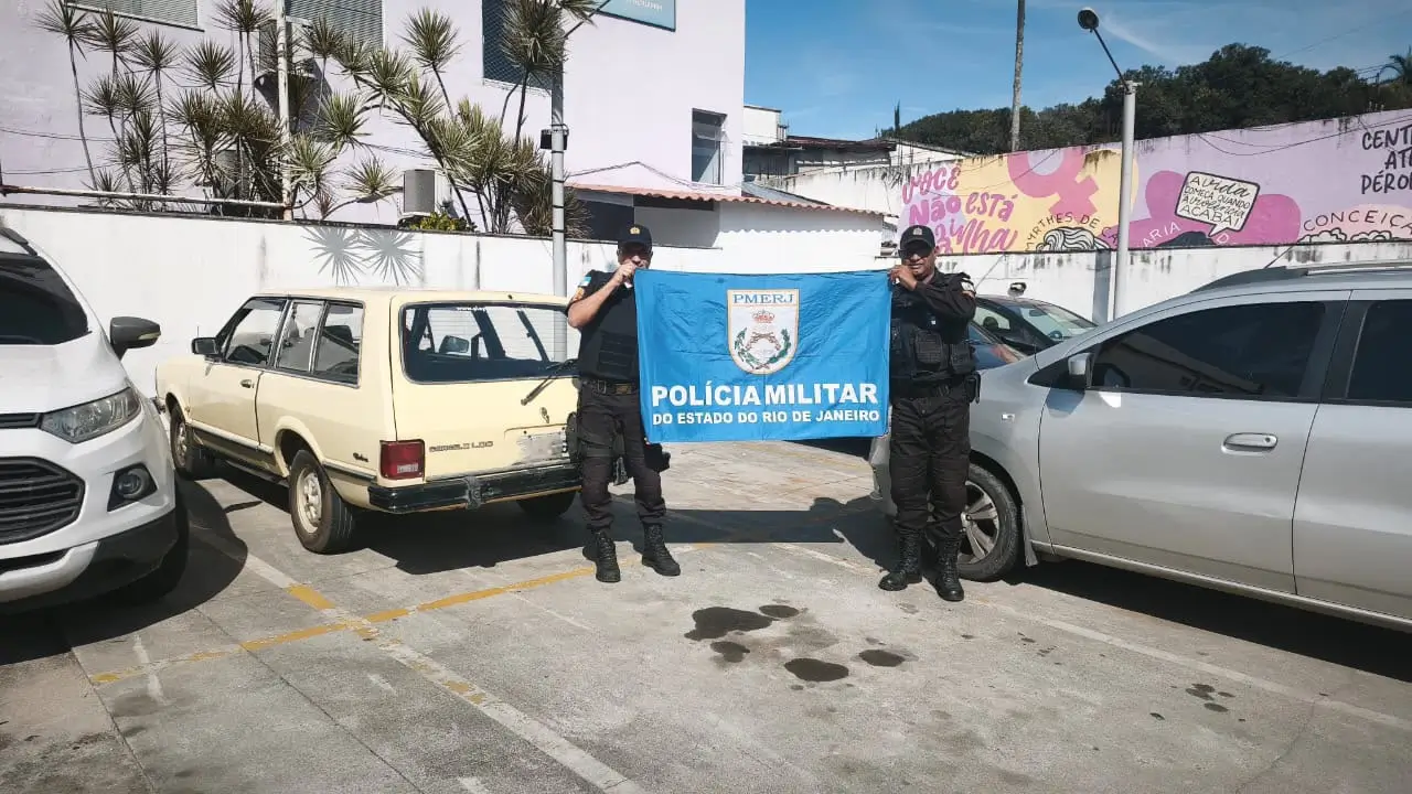 Policial recuperam o veículo