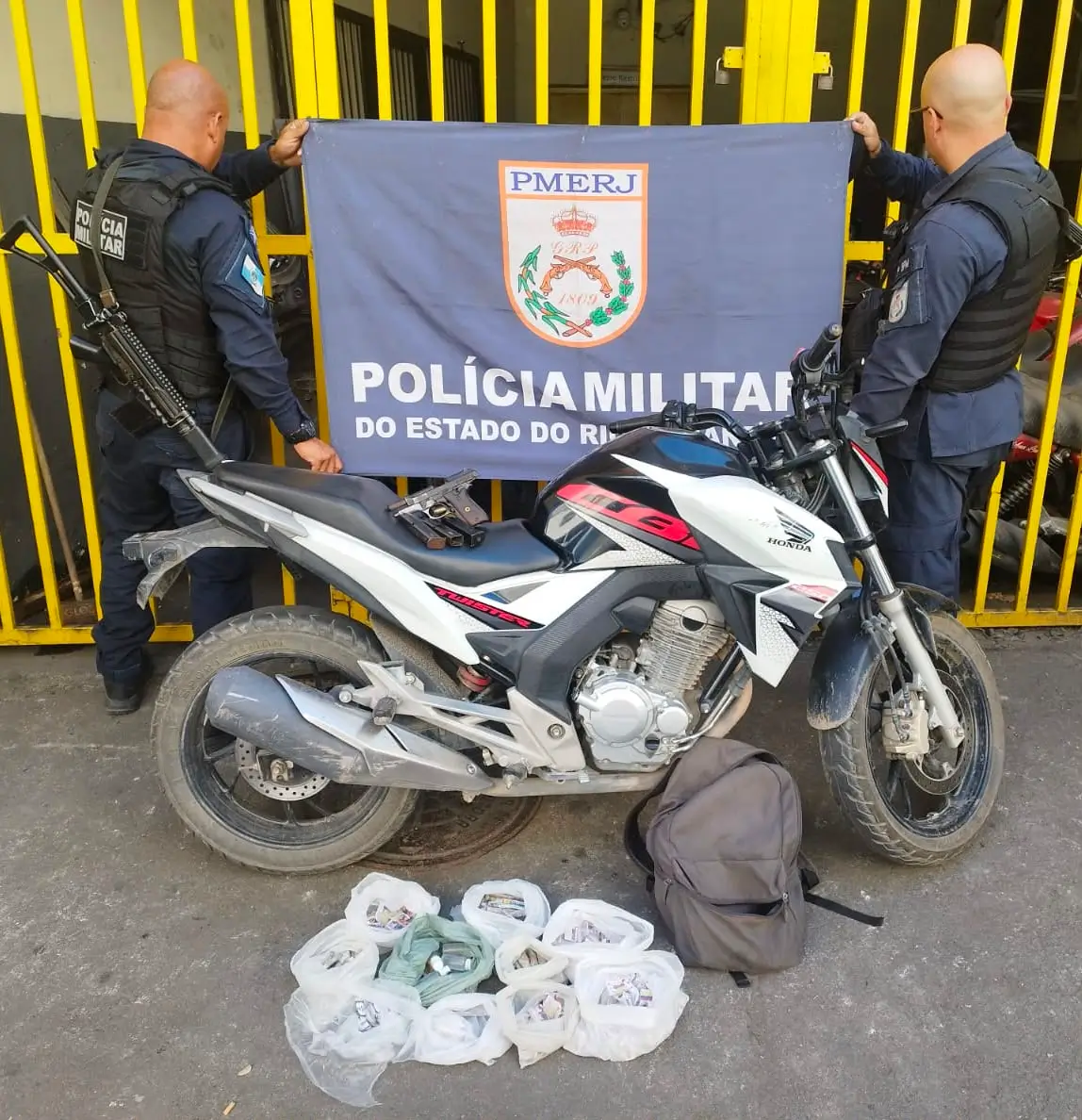 Policiais do 7ºBPM prendem homem com pistola, drogas e moto em Santa Luzia