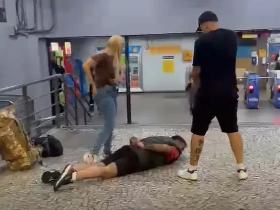 Homem preso no metrô
