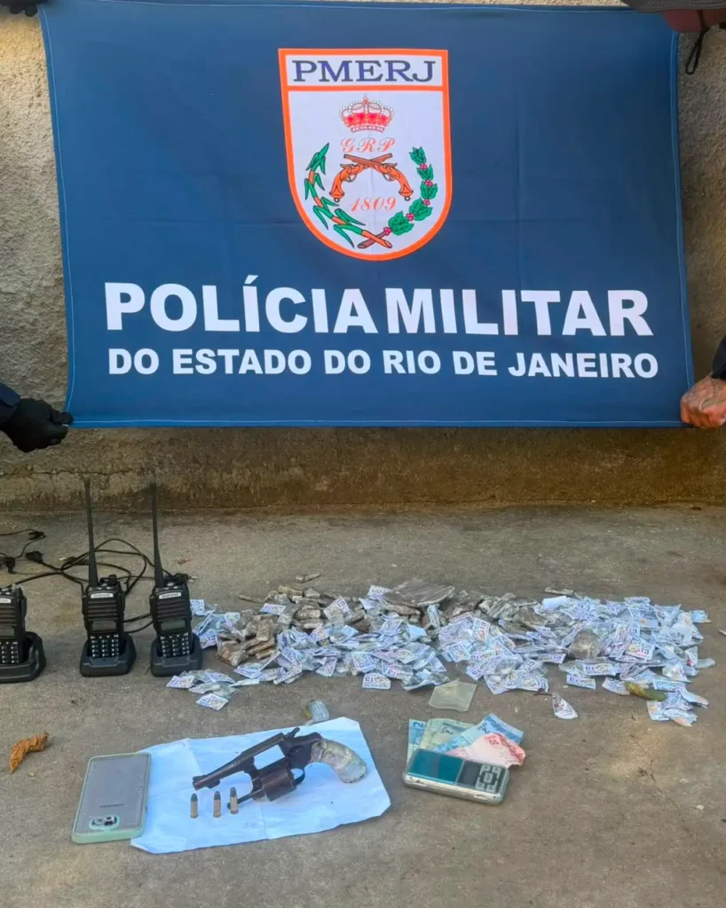 Policiais do 12ºBPM prendem homem com revólver e drogas na Favela do Jacaré,