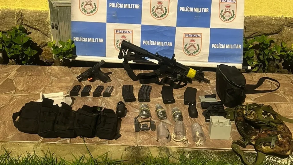 Polícia Prende Suspeitos com Fuzil,