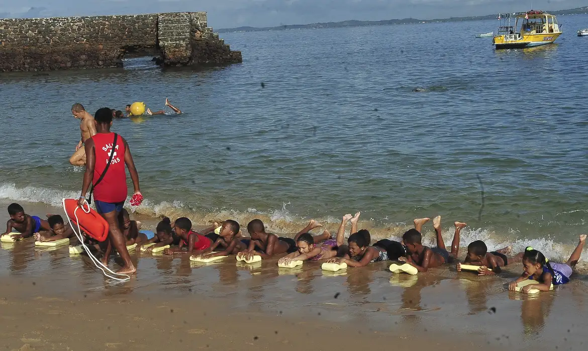 Crianças treinando natação