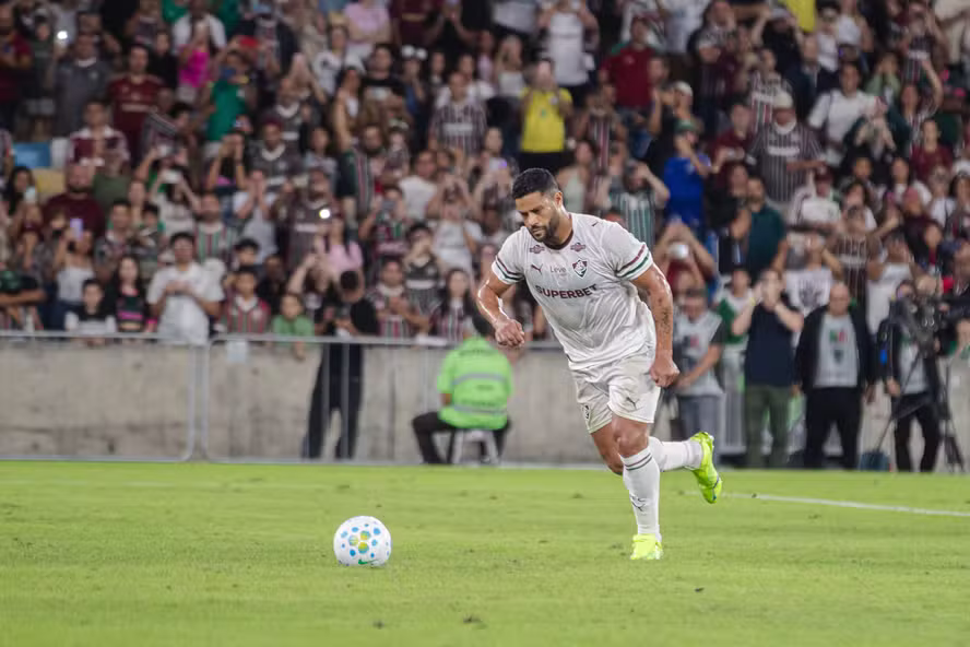 Hulk marca primeiro gol