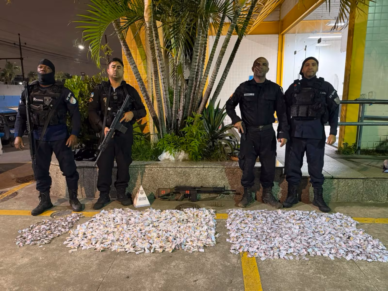 PM apreende fuzil e drogas em comunidade de Mesquita