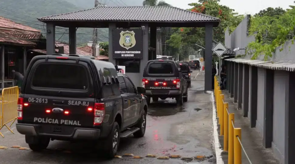 Carros da Polícia Civil.