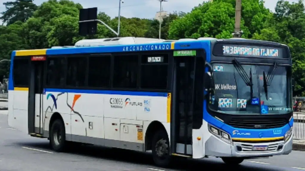 Homem quebra janela de ônibus