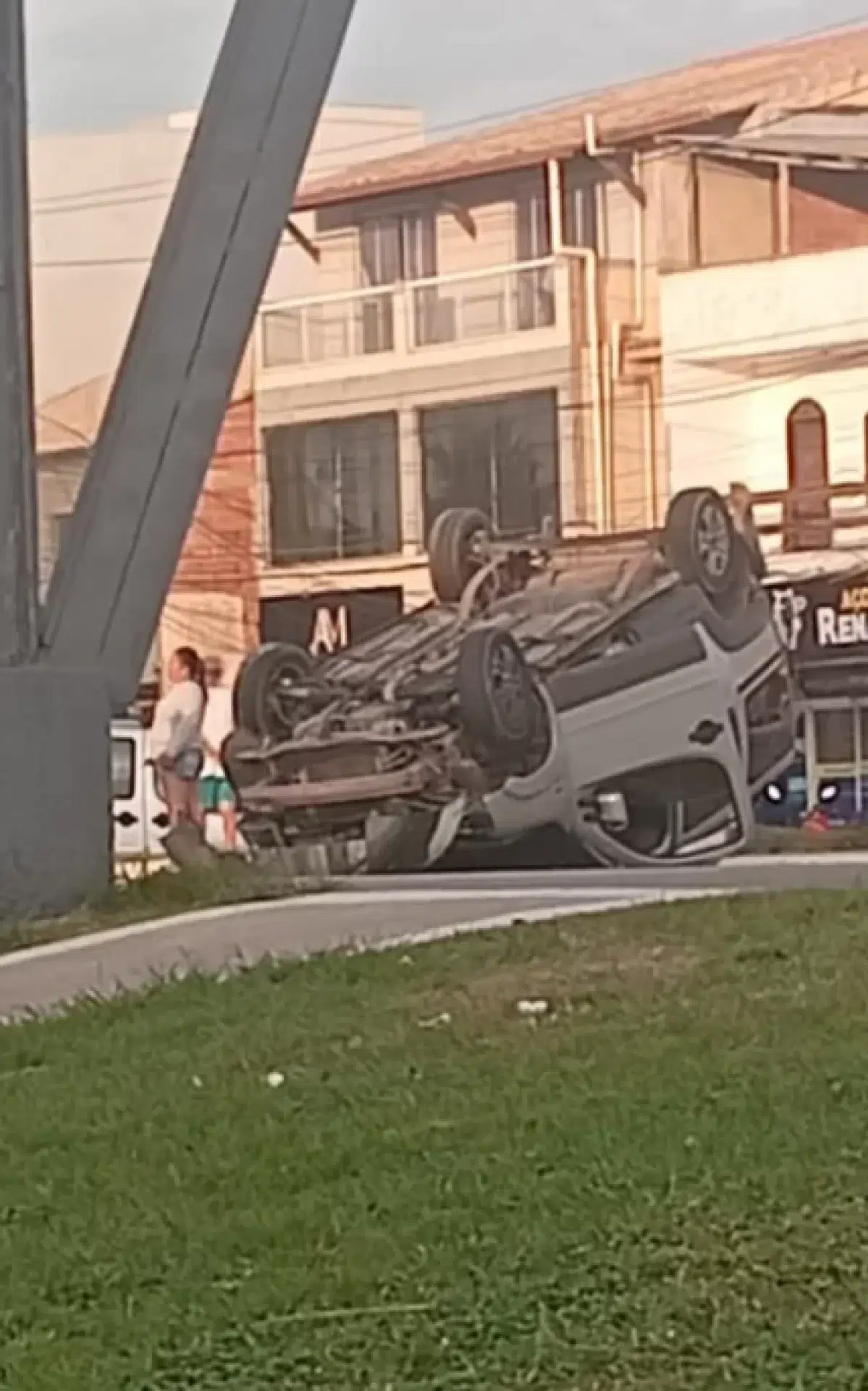 Carro Capota Após Grave Colisão na Rodovia Amaral Peixoto