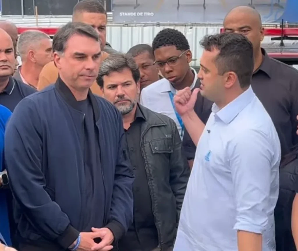 Flávio Bolsonaro visita reduto da família Reis em Duque de Caxias