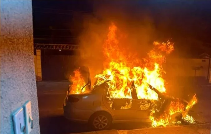 Homem de Capuz Incendeia Carros em Maricá