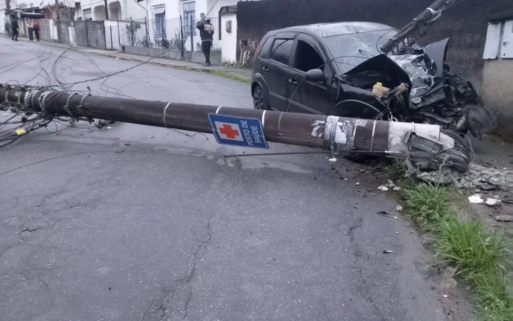 Homem Morre Após Carro Colidir Violentemente Contra Poste