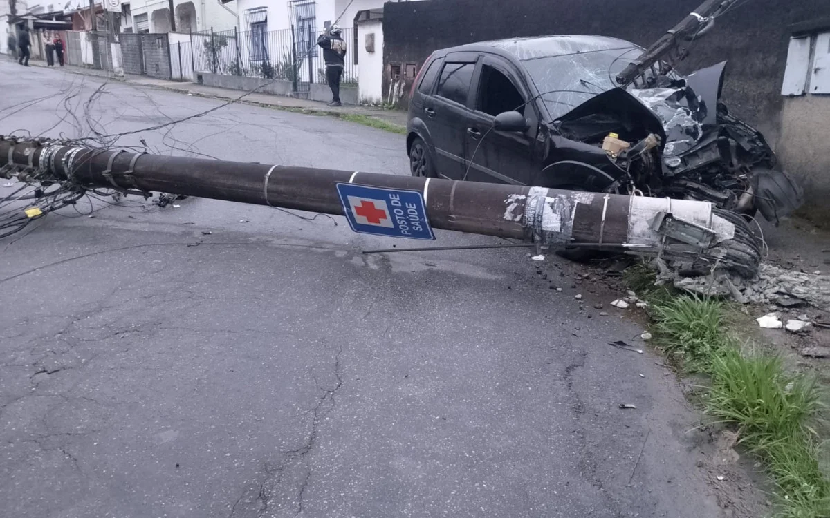 Homem Morre Após Carro Colidir Violentemente Contra Poste