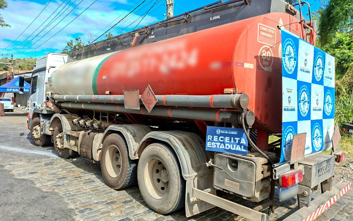 Caminhão com 15 mil litros de óleo diesel