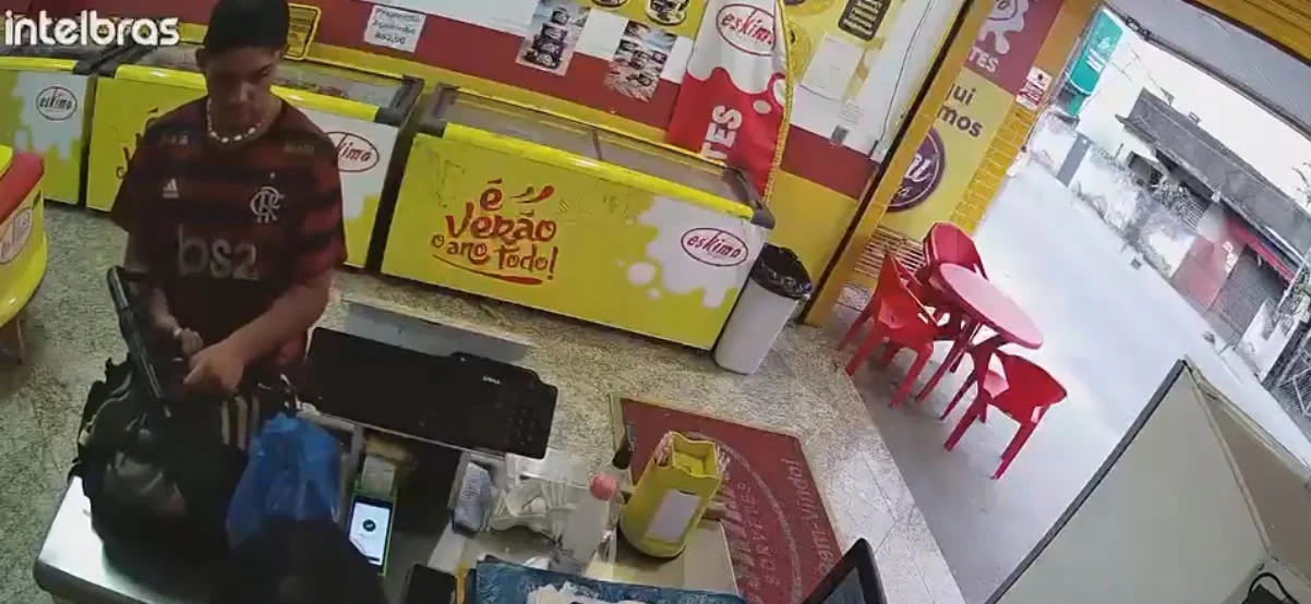 Homem com Submetralhadora Assalta Sorveteria em São Gonçalo