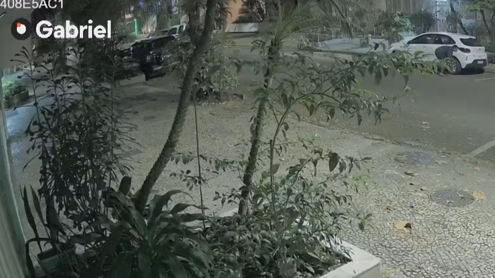 Ladrão Audacioso Furta Quatro Rodas de Carro em Ipanema