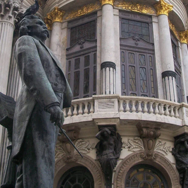 Batuta de Estátua de Carlos Gomes é Roubada