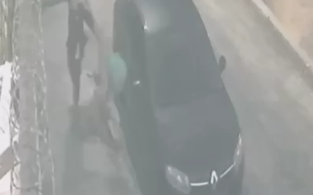 Vândalo Chuta e Destrói Lixeira de Ferro em Iguaba Grande