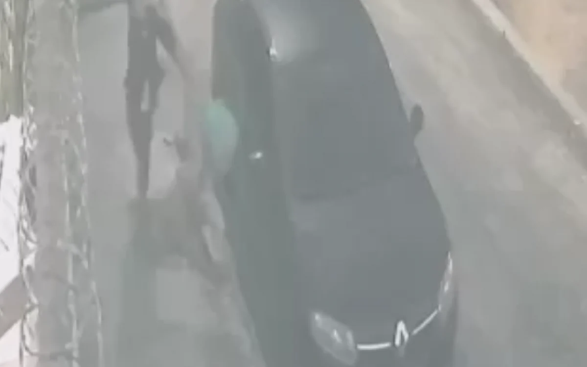 Vândalo Chuta e Destrói Lixeira de Ferro em Iguaba Grande