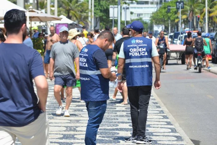 Orla do Rio de Janeiro Mais Segura: Prefeitura Inicia Operação Contra Ambulantes Irregulares na Zona Sul